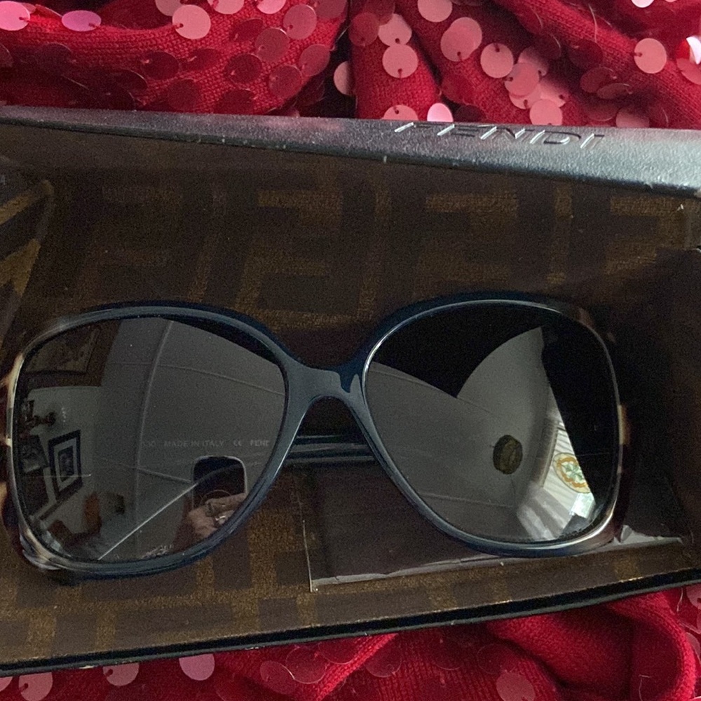Fendi Sun Glasses - Picture 8 of 9
